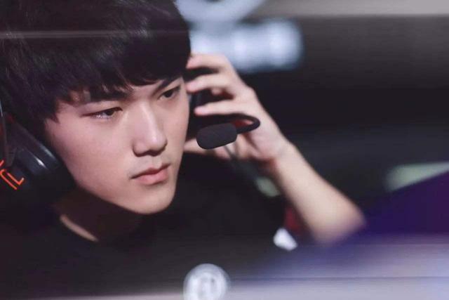 三核协作！ Zeus 杰斯重拾状态，两位C位稳稳收割 Hanwha Life Esports 的首局，击溃 KT Rolster